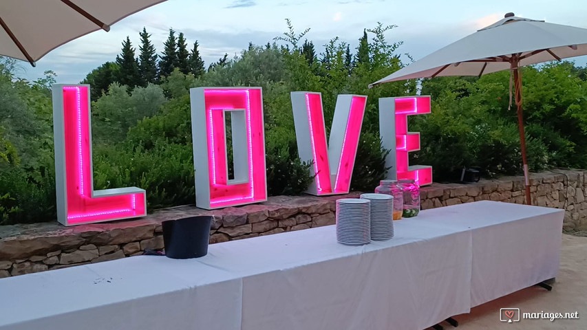 Créez une Soirée Inoubliable avec Nos Lettres LOVE et Notre Photobooth !