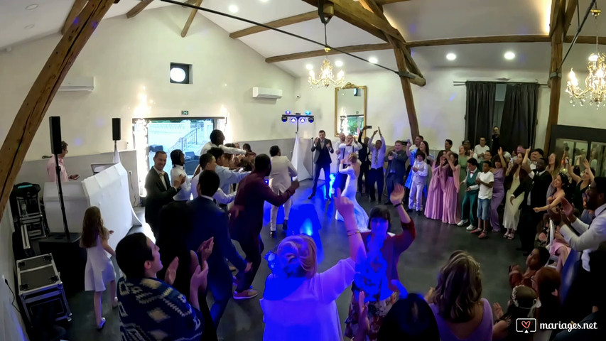Entrée des mariés dans la salle avec effet pyrotechnique.
