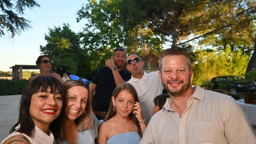 Photos imprimées, souvenirs partagés : le photobooth a laissé à chacun une trace joyeuse de cette journée unique.