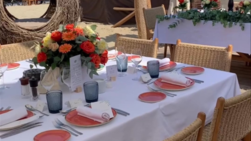 Mariage coloré sur une plage privée