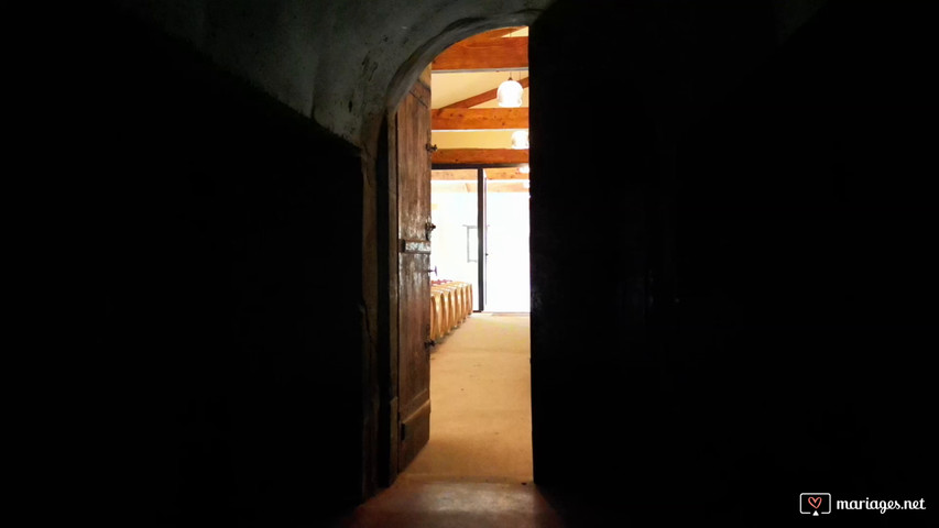 Notre salle de réception avec vue sur le chai à Barriques 