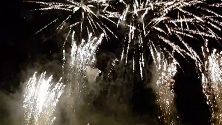 Extrait spectacle pyromusical bouquet Kamuro 100mm 