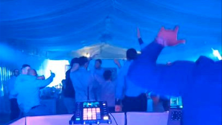 DJ Awills sur les platines 