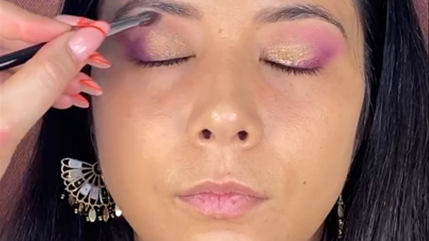Démonstration de maquillage sophistiqué