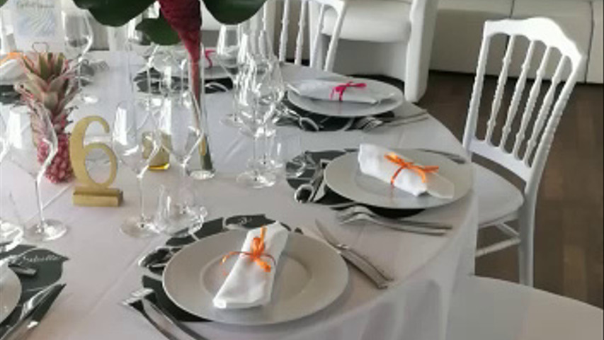 Table mariage tropical moderne et glamour