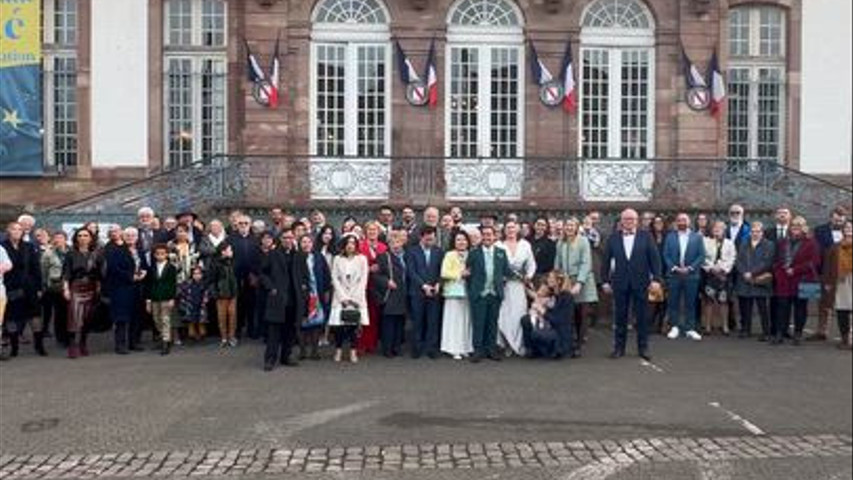Grande photo de groupe à la mairie 