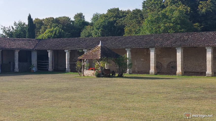 L'Esplanade entourée par les Écuries et la Colonnade