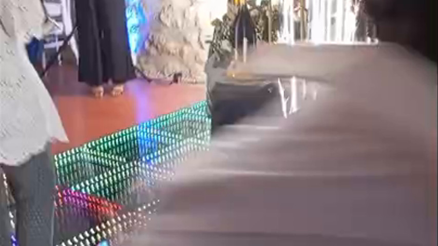 Découpe de gâteau sur piste de danse 