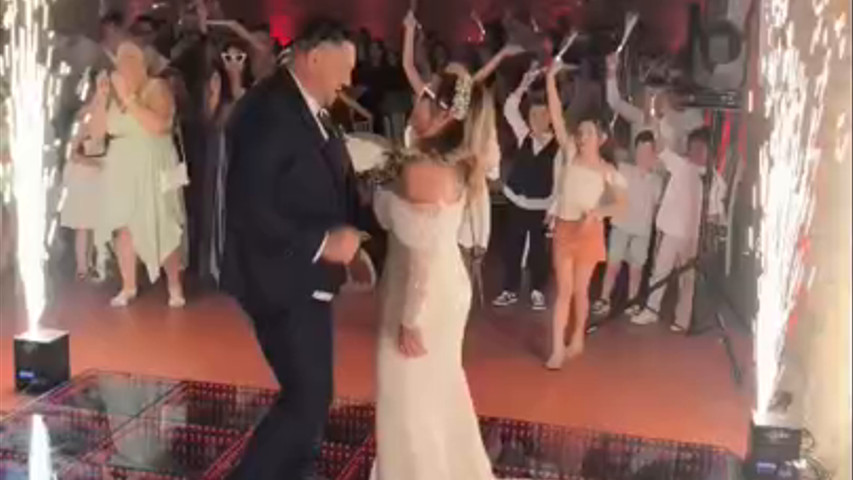 Le couple danse sur une piste de danse 