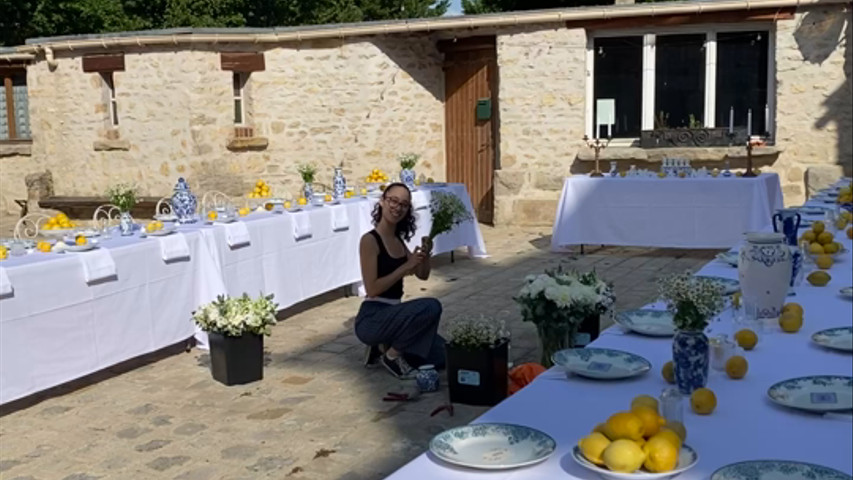 Installation des bouquets sur les tables des invités 