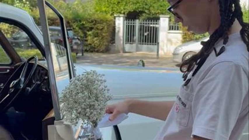 Mise en place gypsophiles sur les poignets de porte du cortège 