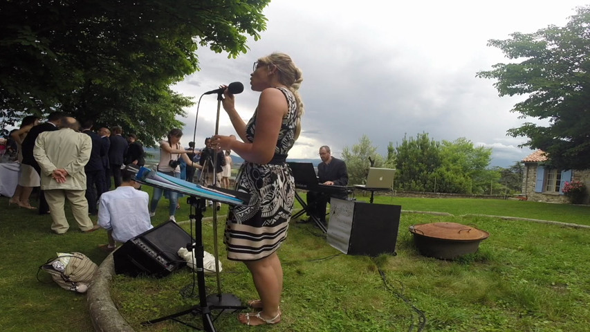 Skyfall (Adèle) par le duo Alison (vin d'honneur, château de Ventavon, Hautes-Alpes)