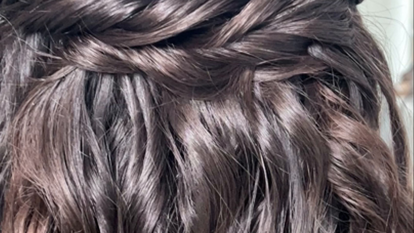 Cheveux à moitié détachés