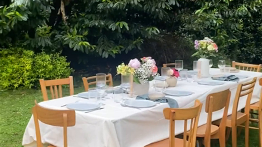 Chaises de bistrot dépareillées en location 