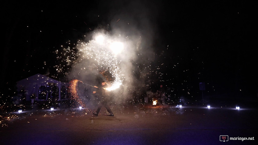 Jongleur de feu et de lumière