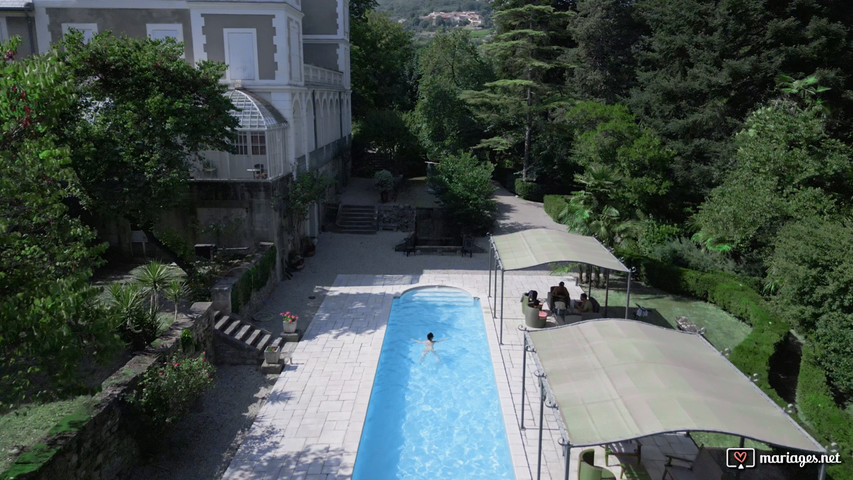 Le parc avec sa piscine 