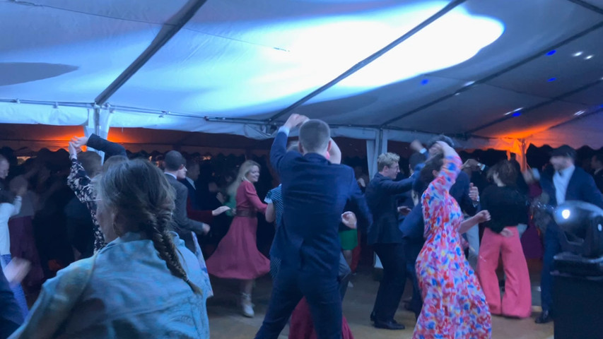 Mariage de 300 personnes en domaine privé, installation sous barnum