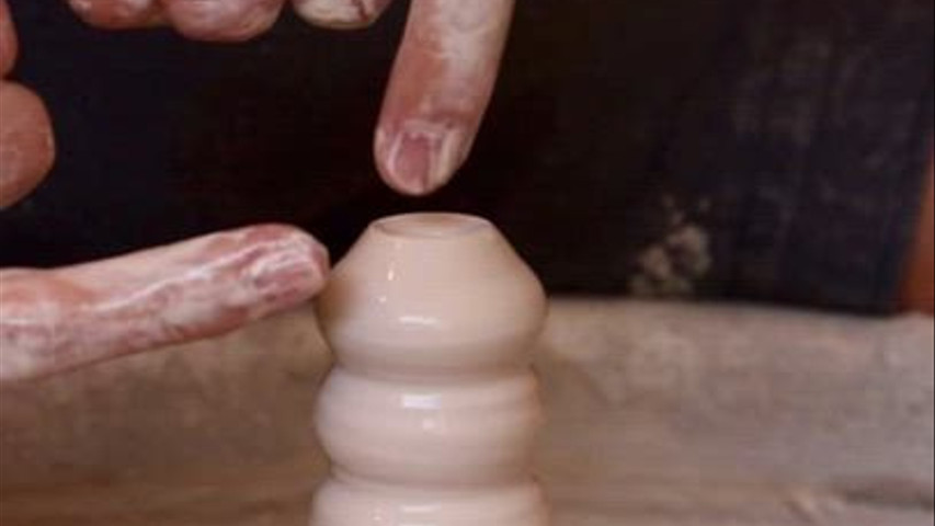 Tournage d’un mini-vase en porcelaine 