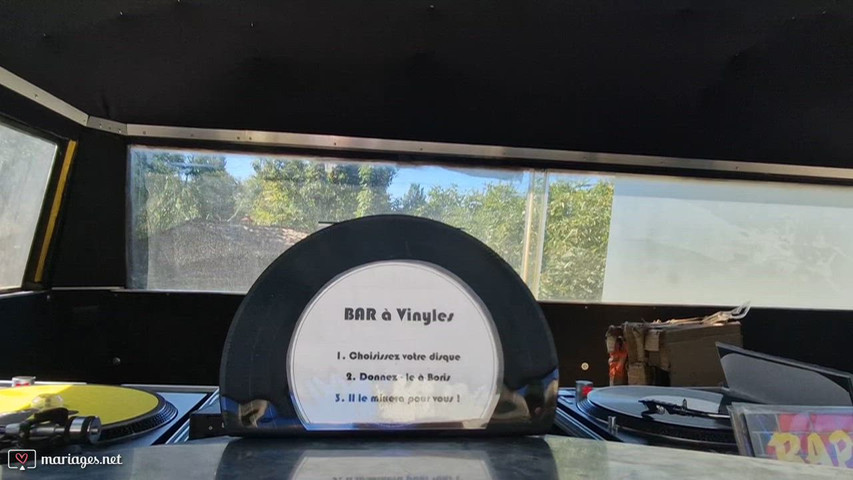 Une cérémonie sur mesure, bar a Vinyle 
