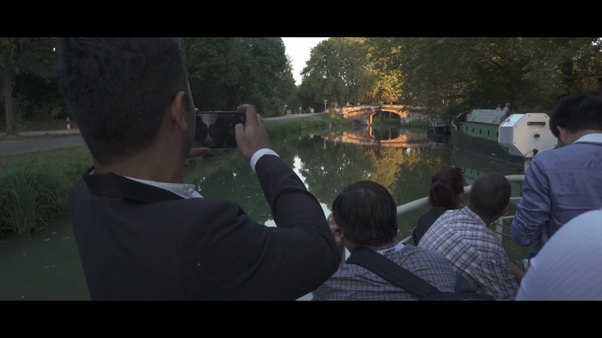 Arrivée au Mas des Canelles en péniche par le Canal du Midi !