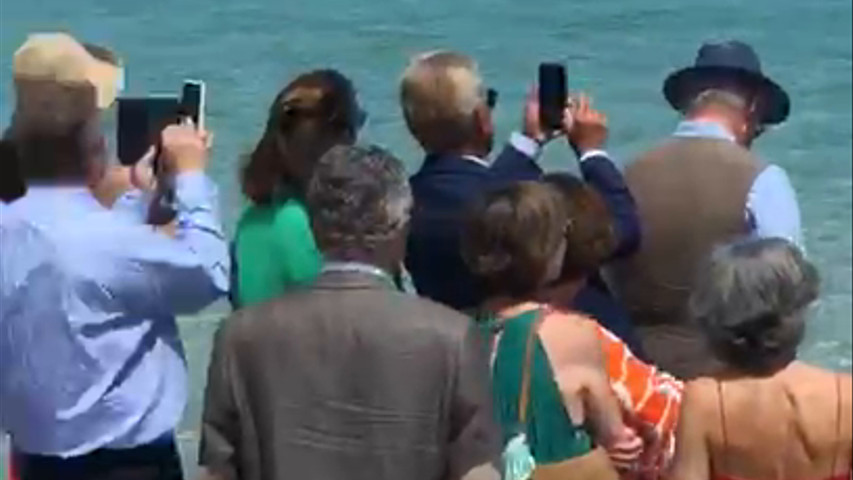 Arrivée en bateau des mariés 