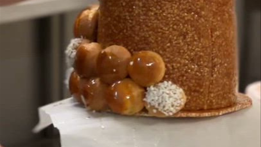 Le Petit Gourmet Traiteur - Mariages.net - Montage de pièce montée choux et nougatine