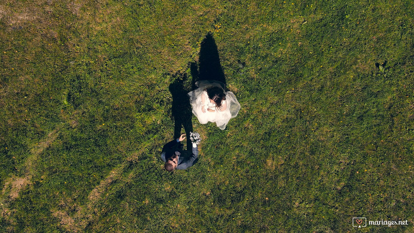 Plan Drone lancé de bouquet marié