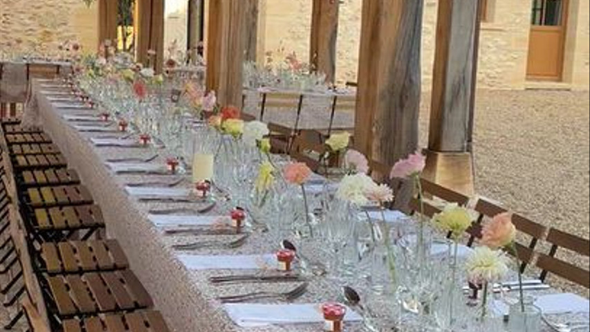 Chemin de table en soliflores sur nappe colorée 