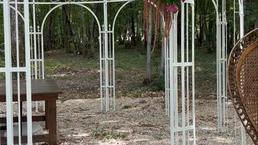 Arche fleurie sur rotonde en fer forgé blanc  