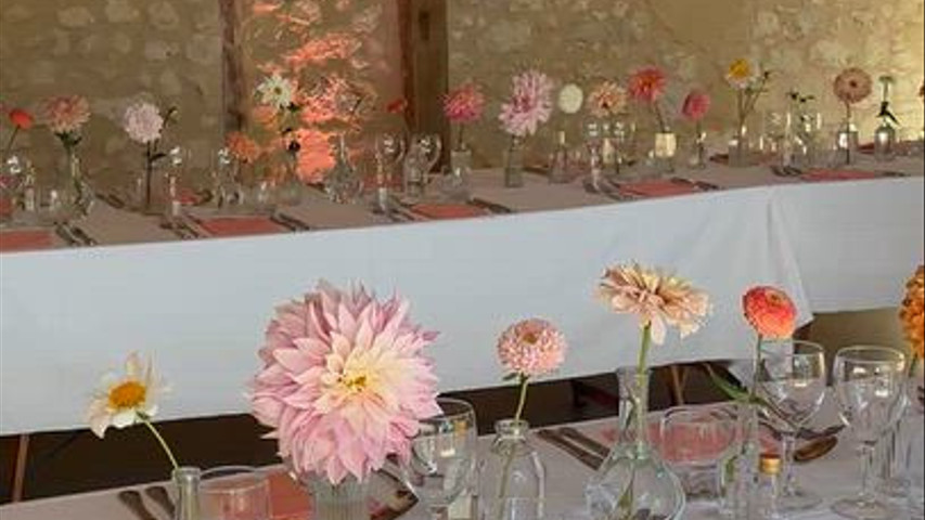 Chemin de table fleuri avec des dahlias 