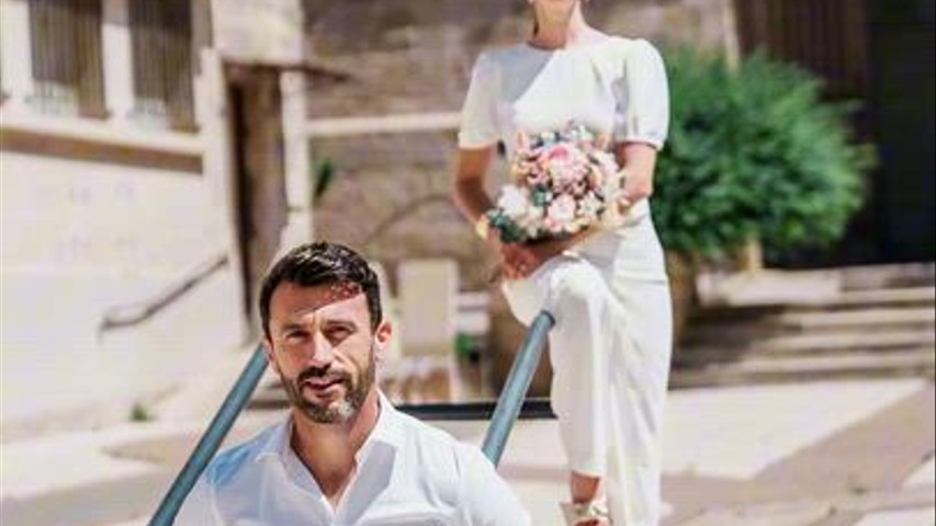 Photo de couple devant la mairie