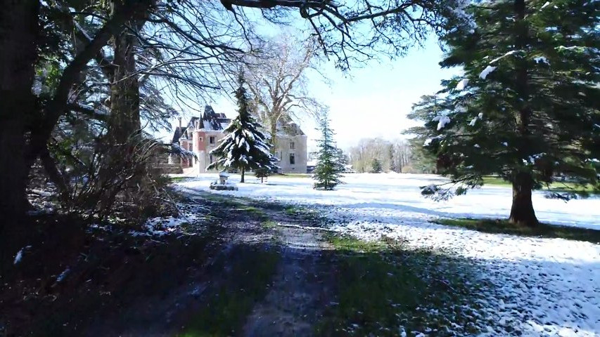 Château de Courcelles Le Roy enneigé