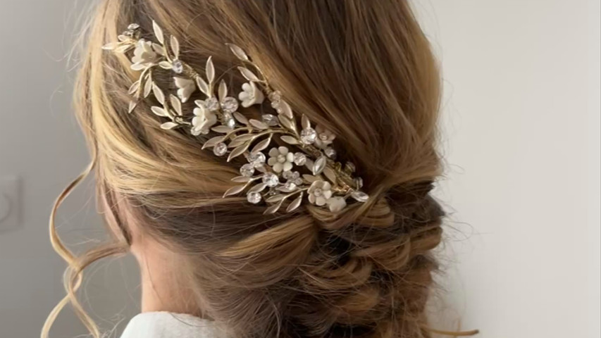 Coiffure Side Hair avec bijou de cheveux 