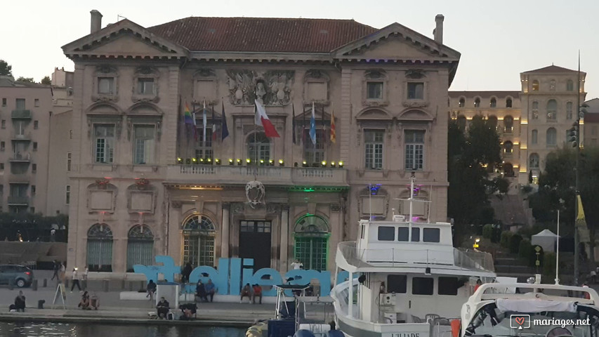 Orchestre sur Yacht devant la mairie