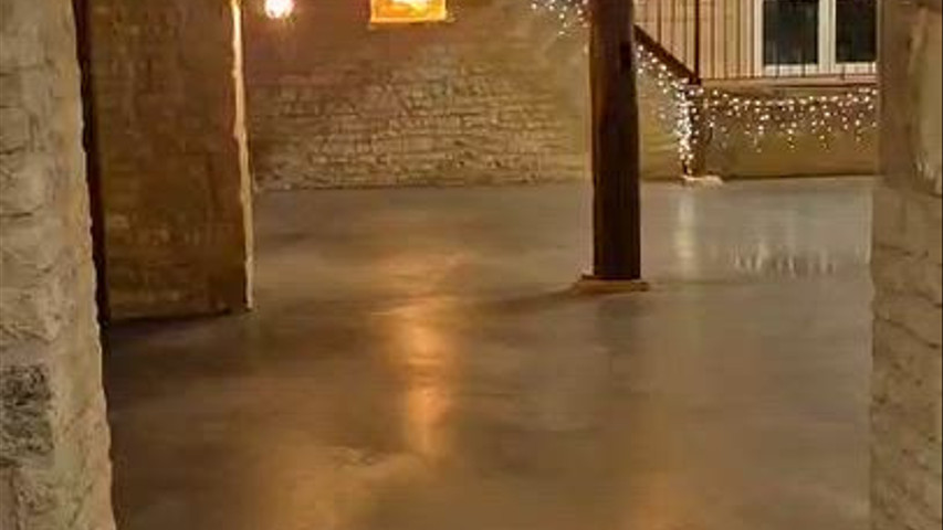Salle de réception chaleureuse et authentique 