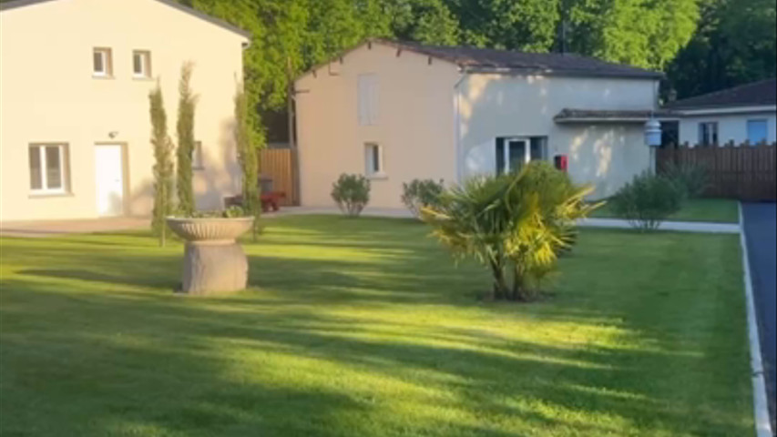 Maison d’invités, pergola, salle de réception 