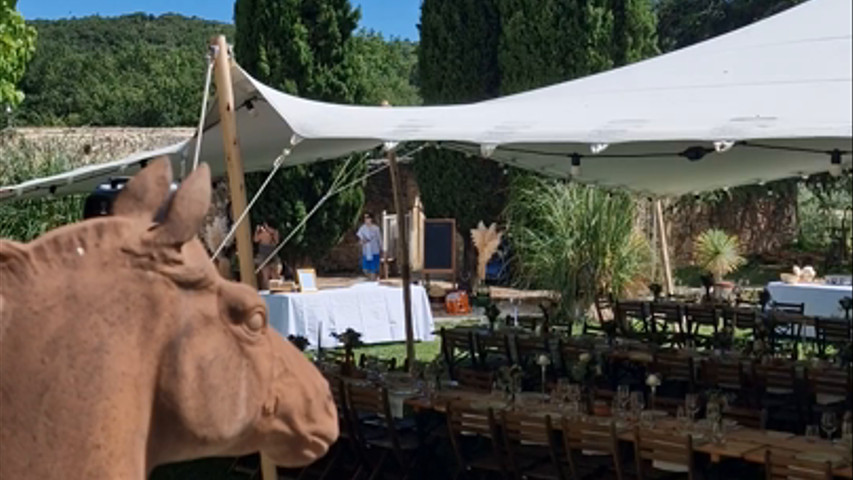 Repas de mariage sous la tente nomade