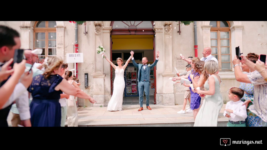 Filmé, monté et diffusé le soir du mariage après le gateau.