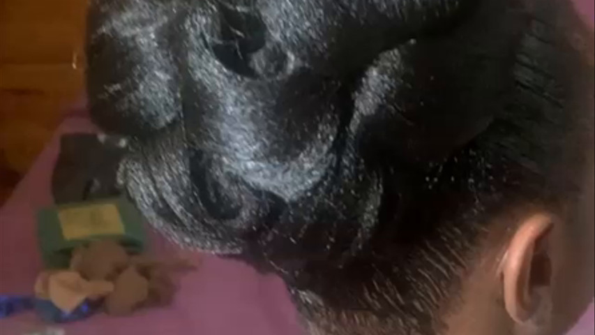 Chignon sur la belle Lydia