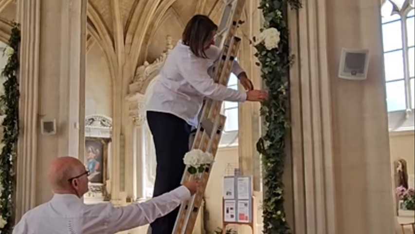 Une décoration florale sublimant une très belle église