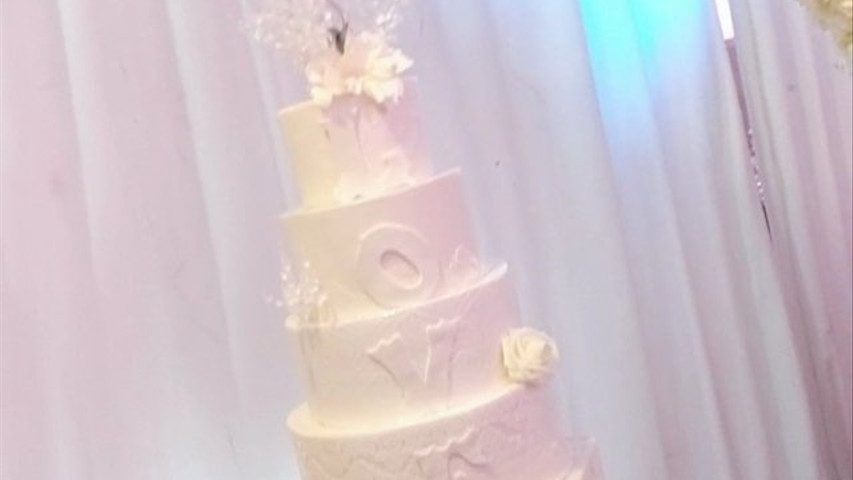 Vidéo wedding cake suspendu sur arche fleurie