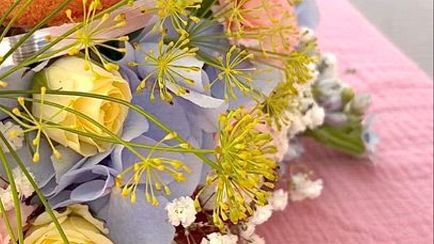Choux vanille/framboise sur présentoir fleuri