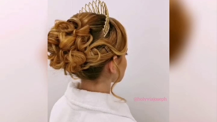 Chignon mi-haut avec boucles