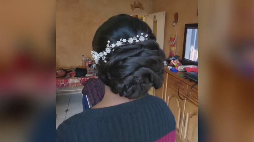 Chignon bas sur tissage ouvert