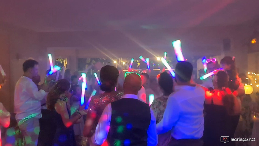 idée de battons lumineux pour l'entrée des mariées en salle 