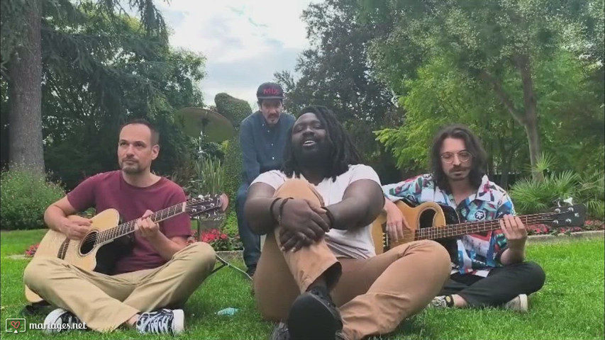 Il jouait du piano debout au parc du châtelier