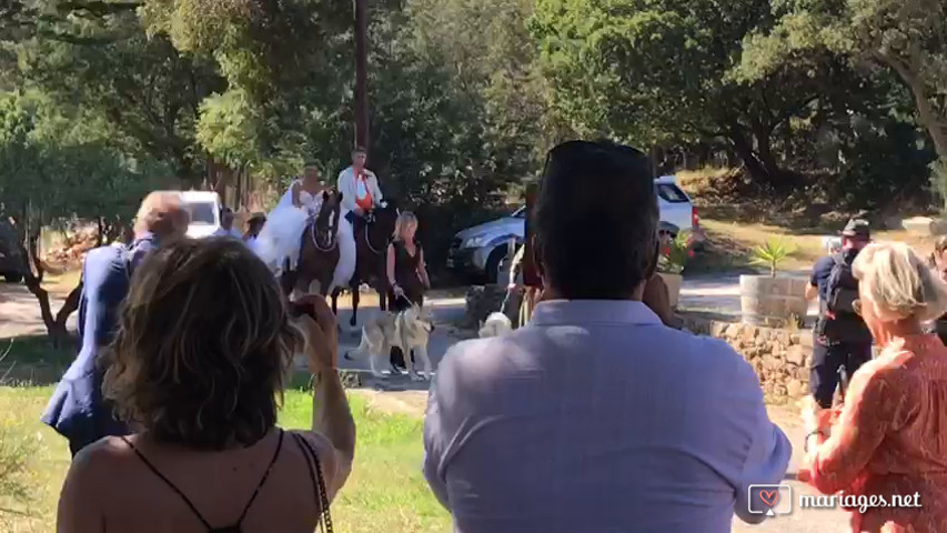 Arrivée surprise de la mariée à cheval avec des loups