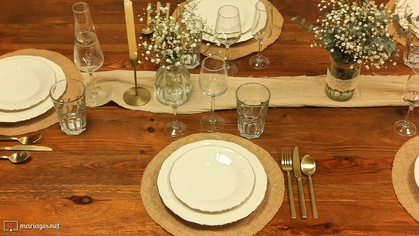 Table en bois rustique et vaisselle traditionnelle