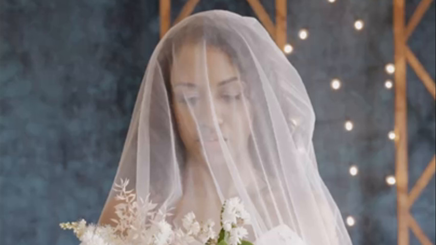 Avancée de la mariée vers l’autel 