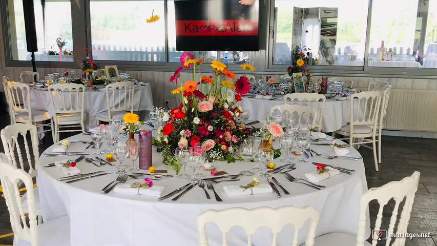 Les décorations des tables au plafond d'Elodie